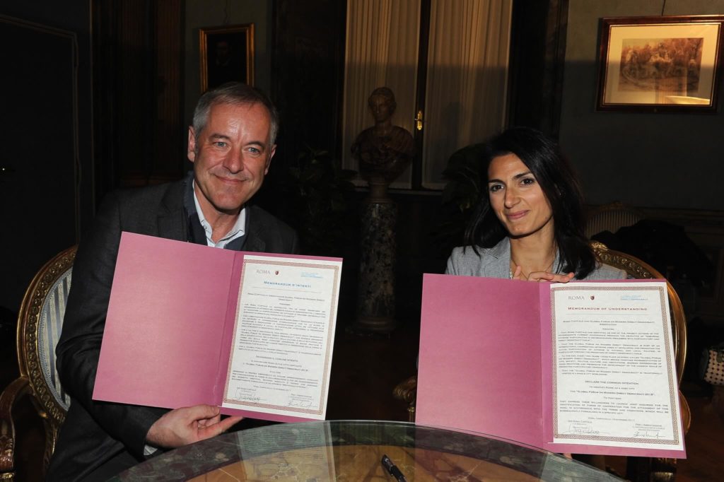 Roma ospiterà il Global Forum on Modern Direct Democracy 2018. Sindaca Raggi firma memorandum d’intenti con Associazione per promuovere democrazia diretta
