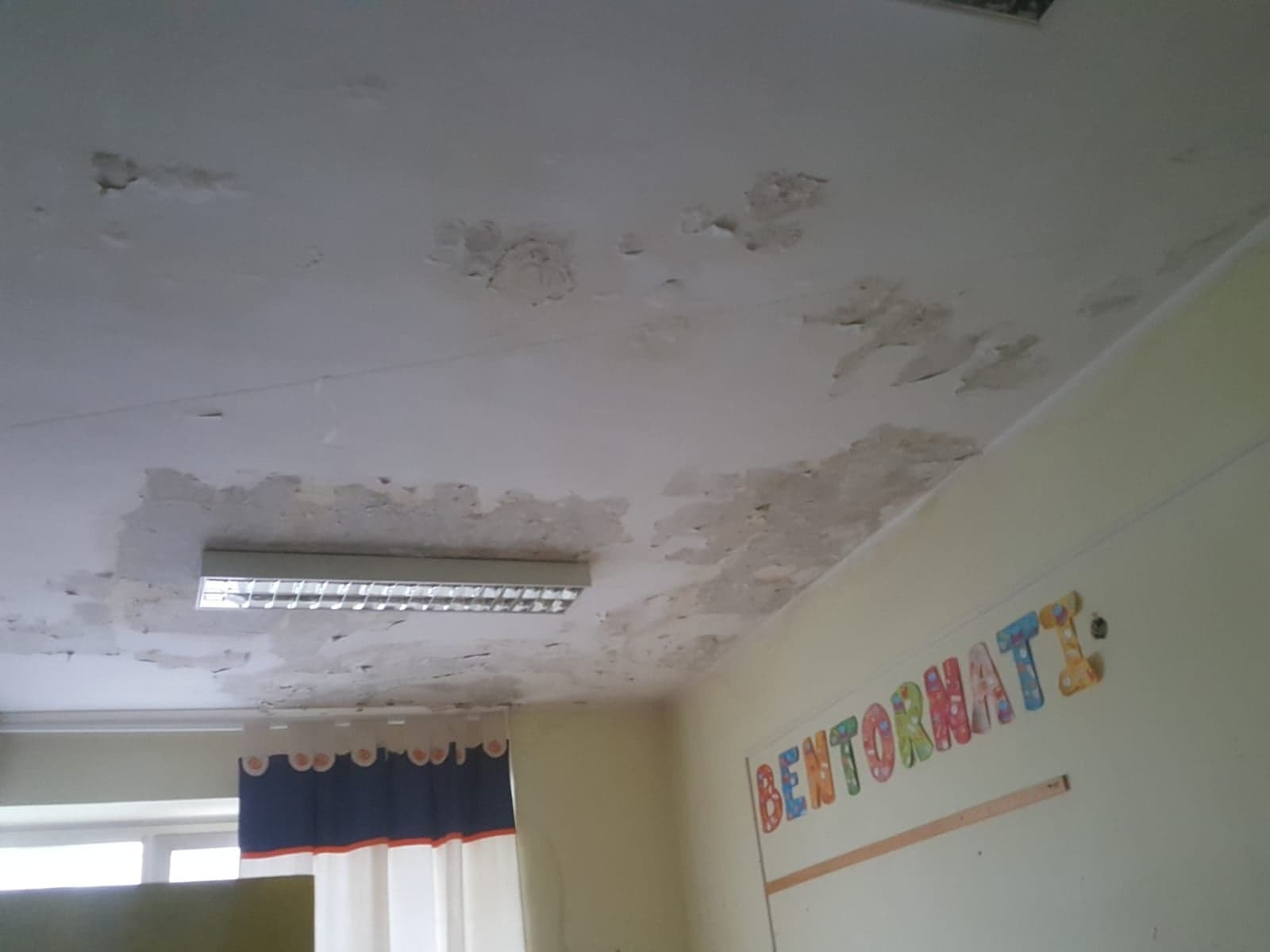 Santori, Cerquoni e Buoncristiani (Lega) "In VII Municipio crepe e muffa in aula, bambini in pericolo". Situazione nota da mesi.