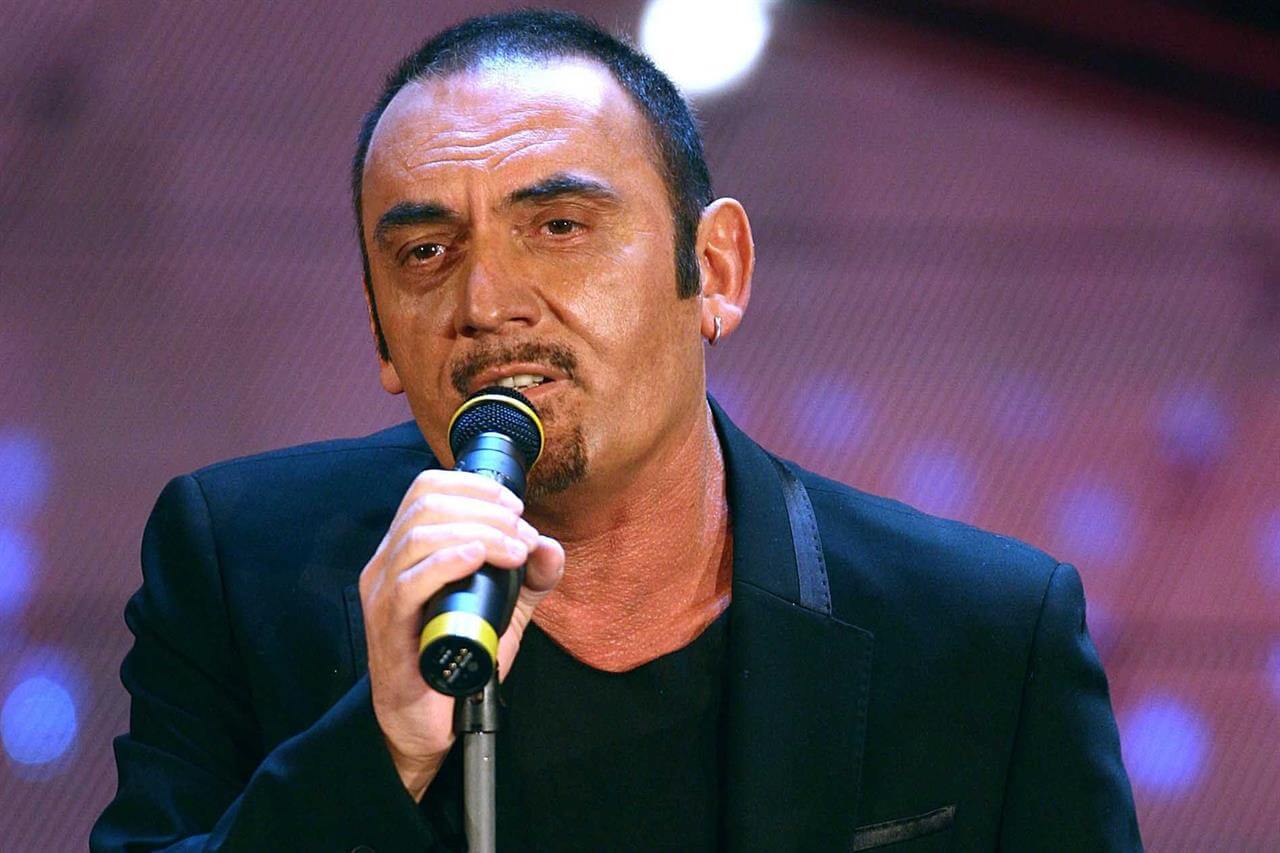 Pino Mango, raffinato cantautore italiano scomparso nel 2014, oggi avrebbe compiuto 64 anni; SenzaBarcode vuole ricordare la sua carriera e la sua poesia.