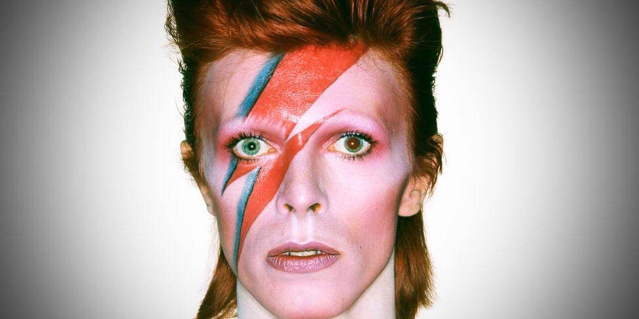 Era il 10 gennaio del 2016, quando la notizia della scomparsa di David Bowie lasciò senza fiato il mondo della musica; SenzaBarcode lo ricorda a tre anni dalla morte.