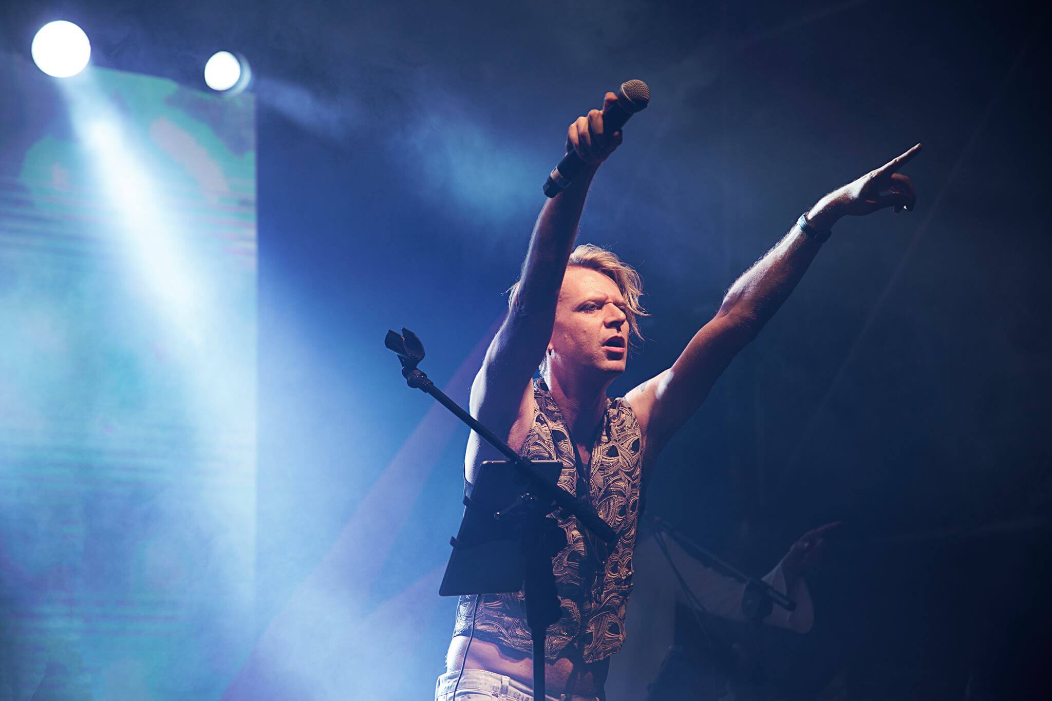 David Bowie Show. Al Parioli Theatre Club, il 16 febbraio, con Andy and the White Dukes. Possibilità di cenare in platea fronte-palco
