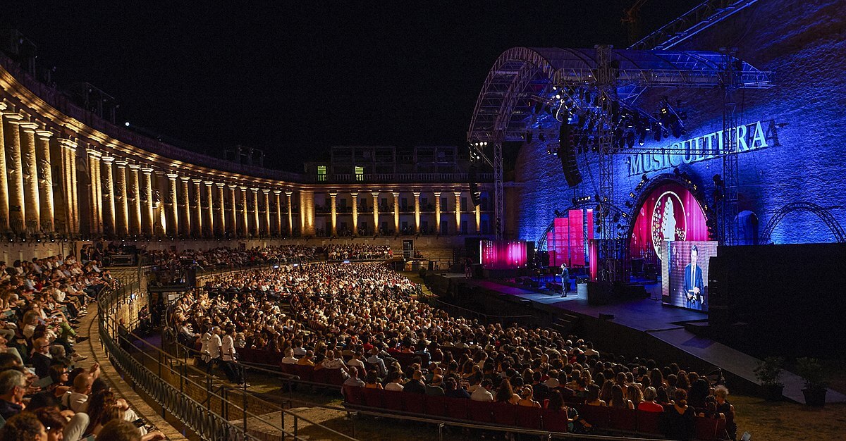 L’associazione Arena Sferisterio ha pubblicato un bando per la ricerca di fotografi e operatori video per le edizioni 2019-2020 del Macerata Opera Festival.