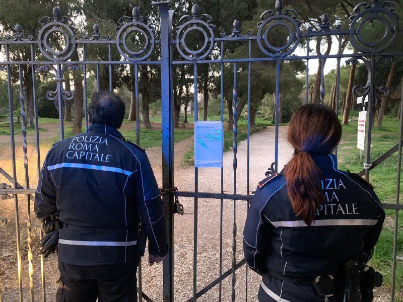 Tutela salute pubblica, un uomo sorpreso nel tentativo di accedere nel parco del Colle Oppio. Ieri oltre 19mila i controlli eseguiti e 14 le persone denunciate dalla Polizia Locale.