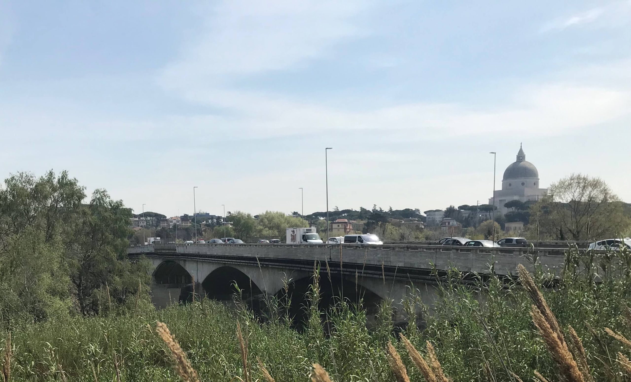 Aspirante suicida salvato dalla Polizia Locale un attimo prima dell'estremo gesto. Stava per gettarsi dal viadotto della Magliana.