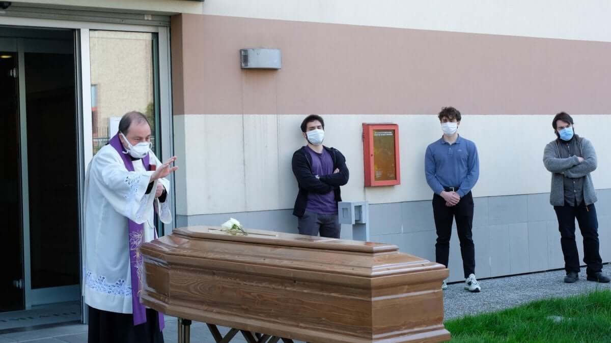 50 positivi e di questi 18 sono legati ad un cluster di 4 nuclei famigliari in isolamento nella Asl Roma 1 e causato dalla partecipazione ad un funerale.