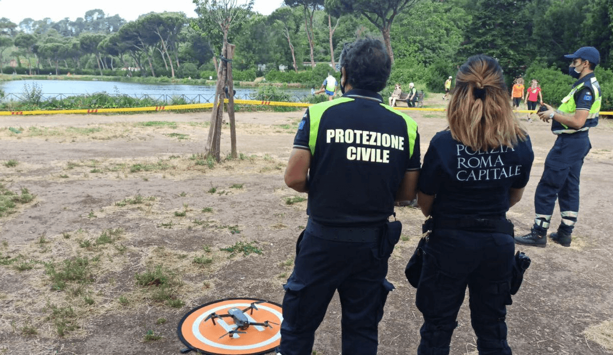 Vigilanza anti-contagio, dai parchi alle zone della movida ieri oltre 13mila verifiche della Polizia Locale: scattate sanzioni per assembramento. (Video) https://www.senzabarcode.it/2020/05/17/vigilanza-anti-contagio-droni-e-movida/