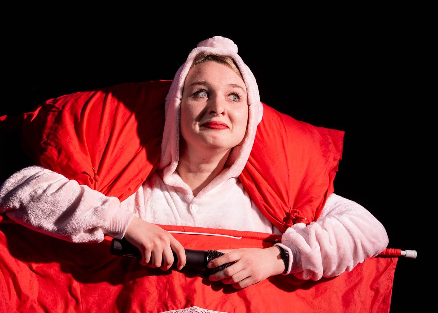 In concorso per Festival Inventaria - La festa del teatro off: Monologo di donna con salsiccia "Un tema visto e rivisto, quello della Morte, anche sgradevole se vogliamo, che però non passa mai di moda. Come i mocassini". Intervista a Giulia Cerruti.