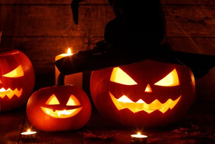 La festa di Halloween ha radici molto antiche e la stessa etimologia del nome è dibattuta: molto probabilmente nasce da una contrazione dell'inglese All Hallows Eve, vale a dire la Vigilia di Ognissanti.