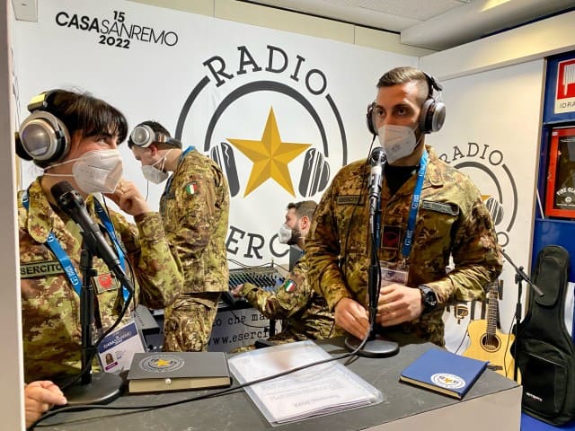 È dal giugno del 2019 che Radio Esercito “marcia” a fianco degli ascoltatori che, sempre più numerosi, si collegano in streaming dal sito www.esercito.difesa.it.