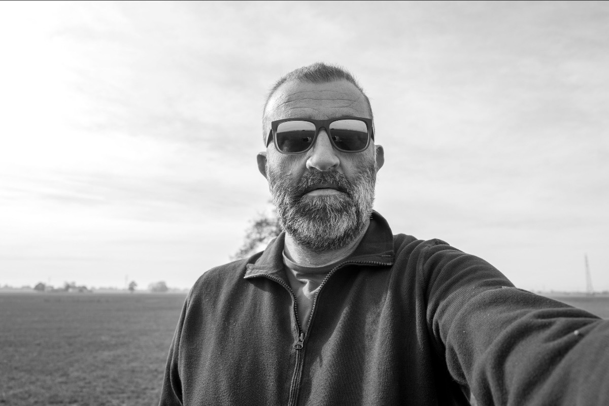 Warosha di Adriano Zanni anticipa il nuovo album Post Dub Cities, in uscita il 2 ottobre 2026 per Bronson Recordings, tra dub, field recording e città spettrali.